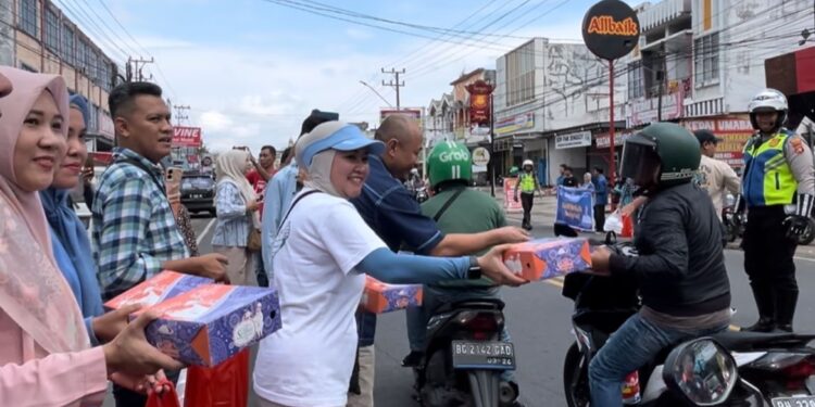 Jumat Berkah GemBira Bagikan 500 Nasi Kotak Kepada Pengguna Jalan, Ini Pesan Yoppy Karim