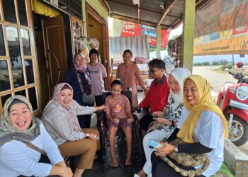 Terimakasih ROIS,  Aisyah Kini Tersenyum Lagi Dapat Bantuan Kursi Roda